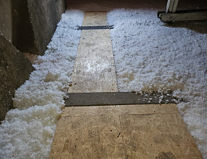 Zateplení stropu zděné budovy školy pomocí foukané izolace